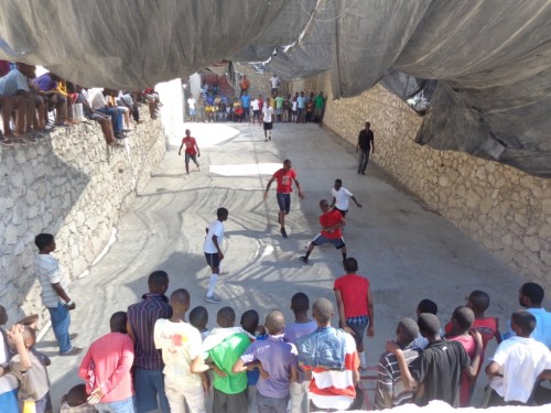 Un tournoi de soccer a été organisé avec les 12 à 16 ans. Le soccer est le sport national en Haïti et quand Brésil gagne, les gens tirent des coups de feu en l'air tellement ils sont contents.  