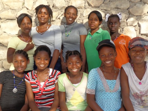 Les filles ont participé au cours avec intérêt. Elles ont démontré beaucoup de talents pour une première création. Le lendemain, la classe avait doublé. Nous ne pouvions pas en prendre plus de 20 à la fois. 