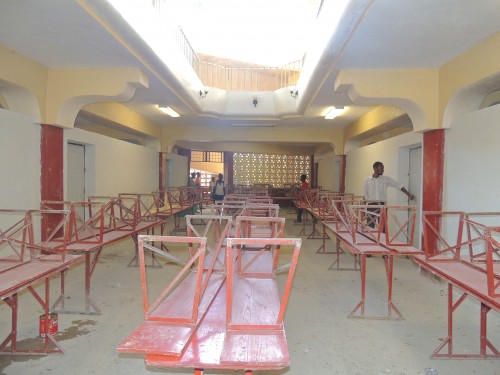 Vue de notre salle à manger temporaire.  Le puits de lumière en haut de la photo donne sur le sanctuaire.   Notre building est complètement crépi à l'intérieur et il est presque terminé à l'extérieur. Gilles Marion, copropriétaire d'Authentic Haiti, a fait un excellent travail.